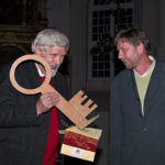 Dipl-Ing. Gerd Logemann (rechts), Architekt, übergibt den Schlüssel an Prof. Vogel